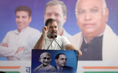 YENİ DELHI INDIA 13 HAZİRAN 2025 Lok Sabha Muhalefet Lideri ve Kongre Başkanı Rahul Gandhi, Delhi Meclisi seçimleri öncesinde Seelampur bölgesinde Zero Pushta 'da yapılan Jai Bapu Jai Bhim Jai Jai Jai Samvidhan halk toplantısında yaptıkları konuşmada