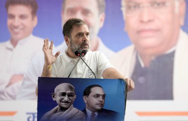 YENİ DELHI INDIA 13 HAZİRAN 2025 Lok Sabha Muhalefet Lideri ve Kongre Başkanı Rahul Gandhi, Delhi Meclisi seçimleri öncesinde Seelampur bölgesinde Zero Pushta 'da yapılan Jai Bapu Jai Bhim Jai Jai Jai Samvidhan halk toplantısında yaptıkları konuşmada