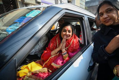 NEW DELHI INDIA JANUARY 14 Ocak 2025 Kongre adayı Alka Lamba, 14 Ocak 2025 Salı günü Yeni Delhi 'deki DM ofisinde Kalkaji Seçmenleri' nden Vidhan Sabha Seçimleri için adaylığını koydu. 