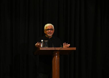 NEW DELHI INDIA JANUARY 14 Ocak 2025 Tanınmış yazar Amitav Ghosh, Dr. CD Deshmukh 'a Canavarların Olasılıklar Hakkında Öğretim Saati' ni 14 Ocak 2025 'te Yeni Delhi Hindistan' da IIC 'de Verdi. 