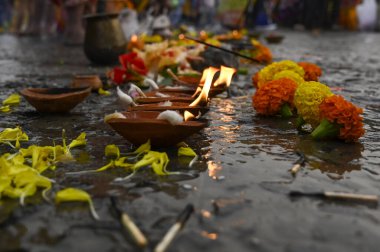 KOLKATA INDIA JANUARY 14 Ocak 2025 Bir Hindu dindar, 14 Ocak 2025 tarihinde Kolkata Hindistan 'da düzenlenen Baje Kadatala Ghat hasat festivalinde Makar Sankranti' nin uğurlu vesilesiyle Hooghly nehrine daldıktan sonra ayinler düzenler. 