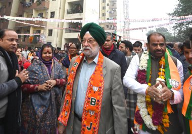 NEW DELHI INDIA JANUARY 15 2025 Ramesh Bidhuri the BJP candidate from the Kalka Ji constituency held a public meeting before filing his nomination for the upcoming Delhi Assembly elections also seen with Union Minister Hardeep Singh Puri at EWS Flats clipart