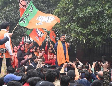 NEW DELHI INDIA JANUARY 15 Ocak 2025 Yeni Delhi Meclisi adayı Parvesh Sahib Singh ve destekçileri 15 Ocak 2025 tarihinde Mansingh Road 'da aday gösterildikten sonra Yeni Delhi Hindistan' da Sonu Mehta Hindustan Times