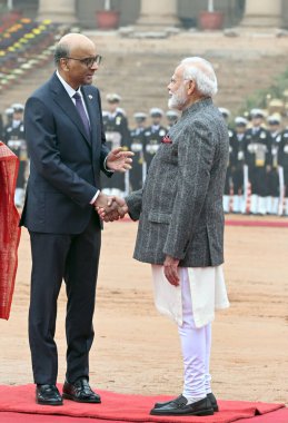 NEW DELHI INDIA JANUARY 16 Ocak 2025 Başbakan Narendra Modi, 16 Ocak 2025 'te Sanjeev Verma Hindustan saatine göre Sanjeev Verma Bhavan tarafından Yeni Delhi Hindistan' da düzenlenen Rashtrapati Bhavan 'da düzenlenen törende Singapur Başkanı Tharman Shanmugaratnam ile etkileşime girdi