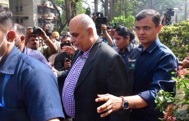 MUMBAI INDIA JANUARY 16. 2025 Dr Niraj Uttamani, Bollywood oyuncusu Seyif Ali Khan 'ın 16 Ocak 2025' te Mumbai 'de Hindistan' da Bandra 'daki evinde bıçaklı bir saldırgan tarafından saldırıya uğramasının ardından Lilavati Hastanesi' nde yatırıldı.