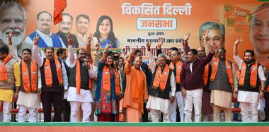 NEW DELHI INDIA JANUARY 23 Ocak 2025 Uttar Pradesh Başkanı Yogi Adityanath, 23 Ocak 2025 tarihinde Yeni Delhi Hindistan 'da yapılacak Vidhan Sabha Seçimleri için Karol Bagh Dushyant Kumar Gautam' dan BJP Adayına destek amacıyla yapılan bir toplantıda görüldü.