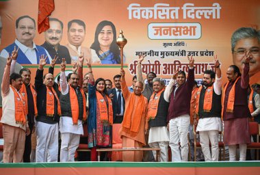 NEW DELHI INDIA JANUARY 23 Ocak 2025 Uttar Pradesh Başkanı Yogi Adityanath, 23 Ocak 2025 tarihinde Yeni Delhi Hindistan 'da yapılacak Vidhan Sabha Seçimleri için Karol Bagh Dushyant Kumar Gautam' dan BJP Adayına destek amacıyla yapılan bir toplantıda görüldü.