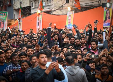 Uttar Pradesh Genel Sekreteri Yogi Adityanath 'ın, Karol Bagh Dushyant Kumar Gautam' dan BJP Adayı 'nı desteklemek amacıyla Jan Vidhan Sabha' da yapacağı toplantıda, YENİ INDIA 23 JANUARY 2025 büyük BJP destekçisi kitlesi görüldü.