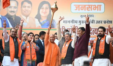 YENİ DELHI INDIA JANUARY 23 Uttar Pradesh başkanı Yogi Adityanath milletvekili Bansuri Swaraj Yogender Chandola, BJP Karol Bagh adayı Dushyant Gautam 'ın desteğiyle Arya Samajtar Mandir Ro' da yapılan Delhi seçimleri sırasında