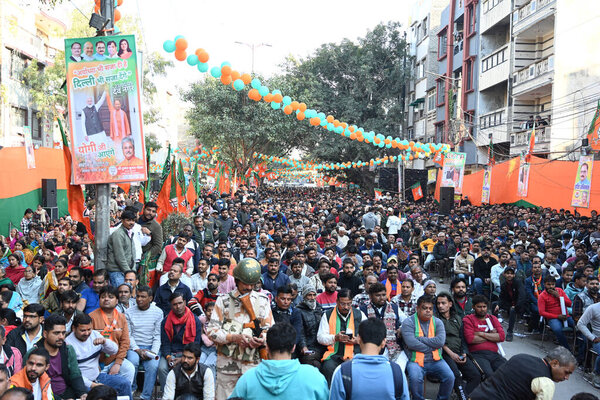 NEW DELHI INDIA JANUARY 23 2025 BJP supporters address a Public Meeting in the support of BJP Karol Bagh candidate Dushyant Gautam for delhi assembly Election at Arya Samajtar Mandir Road Karol Bagh on January 23 2025 in New Delhi India Фото Sonu