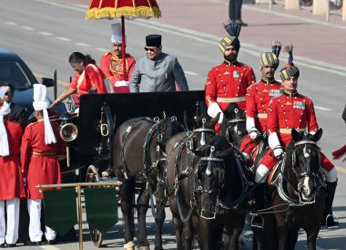 NEW DELHI INDIA JANUARY 26 HAZİRAN 2025 Droupadi Murmu Hindistan Cumhurbaşkanı ve Endonezya Cumhurbaşkanı Prabowo Subianto, 26 Ocak 2025 tarihinde Kartavya Yolu 'nda düzenlenen Cumhuriyet Günü geçit törenine katılmak üzere Ajay A