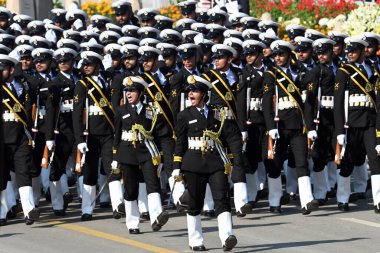 NEW DELHI INDIA 26 HAZİRAN 2025 Hint Donanmasından bir grup, 26 Ocak 2025 'te Kartavya Yolu' ndaki Cumhuriyet Günü Geçidi sırasında selamlama üssünün önünden geçtiler. Fotoğraf: Ajay Aggarwal Hindustan Times 