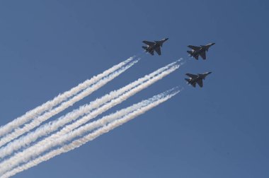NEW DELHI INDIA 26 HAZİRAN 2025 IAF üç Su 30 hava aracı 'Trishul' oluşumunda 26 Ocak 2025 'te Kartavya Yolu' ndaki 76. Cumhuriyet Günü geçit töreninde uçuyor. Fotoğraf: Arvind Yadav Hindustan Times 