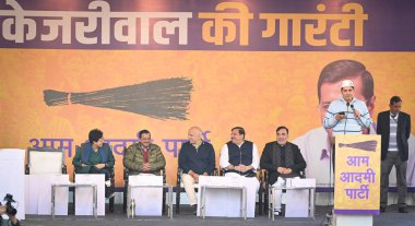 YENİ DELHI INDIA JANUARY 27 Ocak 2025 Aam Aadmi Partisi Ulusal Kongre Üyesi Arvind Kejriwal ve diğer liderler 15 anket garantisi ve 27 Ocak 2025 tarihinde Yeni Delhi Hindistan Pho 'da yapılacak Delhi Meclis seçimleri öncesinde kadınlar için 2100