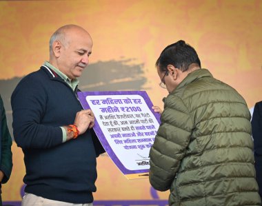 YENİ DELHI INDIA JANUARY 27 Ocak 2025 Arvind Kejriwal Aam Admi Partisi Ulusal Kongresi AAP lideri Manish Sisodia ile birlikte 27 Ocak 2025 'te AAP Genel Merkezi' nde Vidhan Sabha Seçimleri öncesinde AAP manifestosu başlatılırken