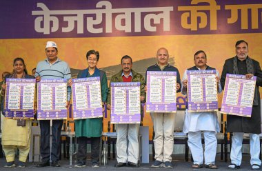 AAP Manifestosu 'nun AAP Par' da Vidhan Sabha Seçimleri öncesinde AAP liderleri Atishi Sanjay Singh Gopal Rai Saurabh Bhardwaj ve Manish Sisodia ile birlikte 27 Ocak 2025 Arvind Kejriwal Ulusal Konvansiyonu