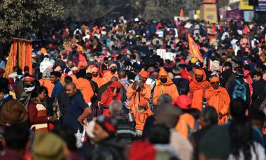 PRAYAGRAJ INDIA JANUARY 27 2025 Massive crowd reaching at Triveni Sangam to take a holy dip ahead of Amrit bath on 'Mauni Amavasya' on January 27 2025 in Prayagraj India Photo by Deepak Gupta Hindustan Times  clipart