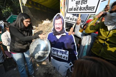 NEW DELHI INDIA JANUARY 30 Ocak 2025 Rajya Sabha Milletvekili Swati Maliwal ve Vikaspuri sakinleri eski Delhi CM ve AAP ulusal kongre üyesi Arvind Kejriwal 'ın 30 Ocak 2025' te Yeni Delhi 'de Sanc' in düzenlediği bir protesto sırasında çöp sergiliyor.