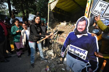 NEW DELHI INDIA JANUARY 30 Ocak 2025 Rajya Sabha Milletvekili Swati Maliwal ve Vikaspuri sakinleri eski Delhi CM ve AAP ulusal kongre üyesi Arvind Kejriwal 'ın 30 Ocak 2025' te Yeni Delhi 'de Sanc' in düzenlediği bir protesto sırasında çöp sergiliyor.