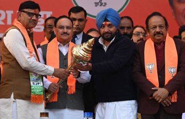 NEW DELHI INDIA HAZİRAN 30 HAZİRAN 2025 BJP Ulusal Başkanı ve Sendika Sağlık Bakanı JP Nadda Gandhi Nagar BJP adayı Arvinder Singh Lovely ve Krishna Nagar adayı Anil Goyal ile birlikte Delhi 'de yapılacak mitingde 