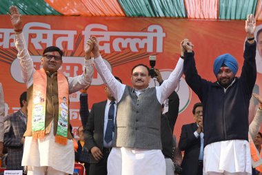 NEW DELHI INDIA HAZİRAN 30 HAZİRAN 2025 BJP Ulusal Başkanı ve Sendika Sağlık Bakanı JP Nadda Gandhi Nagar BJP adayı Arvinder Singh Lovely ve Krishna Nagar adayı Anil Goyal ile birlikte Delhi 'de yapılacak mitingde 