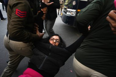 NEW DELHI INDIA JANUARY 30 JANUARY 30 2025 Delhi Polisi, Milletvekili Swati Maliwal ve milletvekili Swati Maliwal 'ın Arvind Kejriwal' a karşı düzenlediği protesto sırasında eski Delhi CM ve AAP ulusal kongre üyesi Arvind Kejriwal 'in evinin önüne çöp döktü.