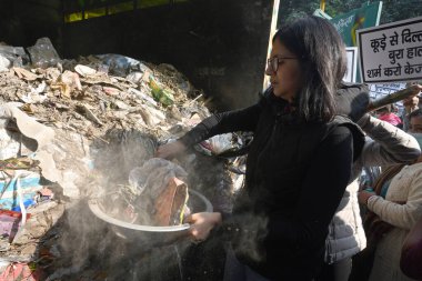 NEW DELHI INDIA JANUARY 30 2025 Rajya Sabha MP Swati Maliwal with residents of Vikaspuri strews garbage outside former Delhi CM and AAP national convener Arvind Kejriwal s residence during a protest against Arvind Kejriwal by MP Swati Maliwal and oth clipart