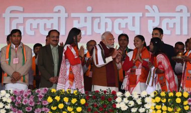 NEW DELHI INDIA JANUARY 31 Ocak 2025 Başbakan Narendra Modi Vikasit Delhi Sankalp mitinginde kadınlarla konuşuyor Dwarka 'da 31 Ocak 2025 Yeni Delhi Hindistan' da Delhi meclisi Şubat ayında sandık başına gidecek