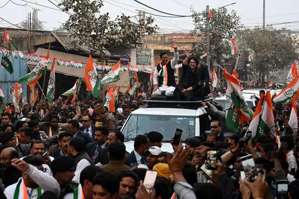 NEW DELHI INDIA JANUARY 31 Ocak 2025 Kongre Başkanı Priyanka Gandhi Vadra Nangloi Jat meclisinden Rohit Chaudhary için düzenlenen bir yol gösterisinde 31 Ocak 2025 tarihinde Yeni Delhi Hindistan 'da Delhi meclisi Şubat ayında sandık başına gidecek.