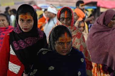 PRAYAGRAJ INDIA HAZİRAN 28 HAZİRAN 2025 Hindu fanatikler 28 Ocak 2025 tarihinde Maha Kumbh Mela 'da kutsal bir dalış yapmak için Salman Ali Hindustan Times
