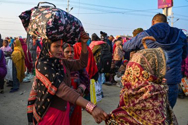 PRAYAGRAJ INDIA HAZİRAN 28 HAZİRAN 2025 Hindu fanatikler 28 Ocak 2025 tarihinde Maha Kumbh Mela 'da kutsal bir dalış yapmak için Salman Ali Hindustan Times