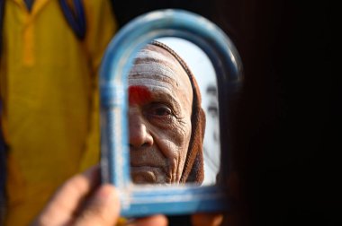 PRAYAGRAJ INDIA HAZİRAN 28 HAZİRAN 2025 Hindu fanatikler 28 Ocak 2025 tarihinde Maha Kumbh Mela 'da kutsal bir dalış yapmak için Salman Ali Hindustan Times