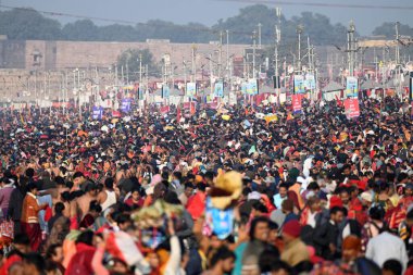 PRAYAGRAJ INDIA HAZİRAN 28 HAZİRAN 2025 Hindu fanatikler 28 Ocak 2025 tarihinde Maha Kumbh Mela 'da kutsal bir dalış yapmak için Salman Ali Hindustan Times