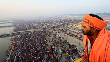 PRAYAGRAJ INDIA JANUARY 28 2025 Çok sayıda dindar 'Mauni Amavasya' arifesinde Triveni Sangam 'a kutsal bir dalış yaptı 28 Ocak 2025' te Prayagraj Hindistan Fotoğraf: Deepak Gupta Hindustan Times