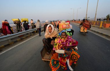 PRAYAGRAJ INDIA JANUARY 28 2025 A large number of devotees are reaching to Mahakumbh Nagar to take a holy dip in Triveni Sangam ahead of 'Mauni Amavasya' on January 28 2025 in Prayagraj India Photo by Deepak Gupta Hindustan Times clipart