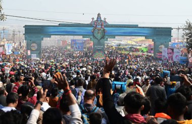 PRAYAGRAJ INDIA JANUARY 28 2025 A large number of devotees are reaching to Mahakumbh Nagar to take a holy dip in Triveni Sangam ahead of 'Mauni Amavasya' on January 28 2025 in Prayagraj India Photo by Deepak Gupta Hindustan Times clipart