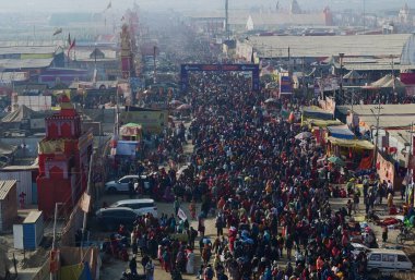 PRAYAGRAJ INDIA JANUARY 28 2025 Çok sayıda dindar Mahakumbh Nagar 'a ulaşıyor' Mauni Amavasya 'nın önünde 28 Ocak 2025' te Prayagraj Hindistan Fotoğrafı Deepak Gupta Hindustan Times