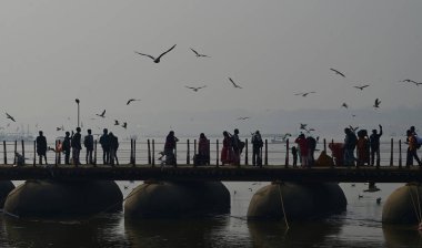 PRAYAGRAJ INDIA JANUARY 29 2025 Devotees walk over the pontoon bridge during 'Mauni Amavasya' at Mahakumbh nagar on January 29 2025 in Prayagraj India Photo by Deepak Gupta Hindustan Times clipart