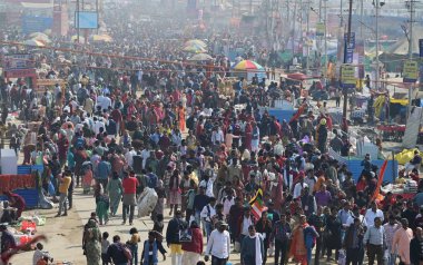 PRAYAGRAJ INDIA FEBRUARY 12025 Çarşamba sabahı Mauni Amavasya 'da yaşanan bir aksilikten sonra Mauni Amavasya fanatikleri 1 Şubat 2025' te Triveni Sangam 'daki Basant Panchami' ye kutsal bir dalış yapmak için tekrar gelmeye başladı.