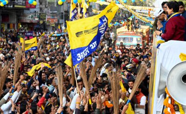 NEW DELHI INDIA FEBRUARY 3. 2025 AAP toplayıcısı Arvind Kejriwal ve Delhi CM Atishi, Delhi seçim kampanyasının son gününde Gövindpuri 'de 3 Şubat 2025' te Yeni Delhi Hindistan Arvind Kejriwal 'da bir yol gösterisi düzenlediler.