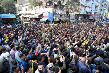 Yeni DELHI INDIA FEBRUARY 32025 AAP üyesi Arvind Kejriwal ve Delhi CM Atishi, Delhi seçim kampanyasının son gününde 3 Şubat 2025 'te Yeni Delhi' de bir yol gösterisi düzenlediler.