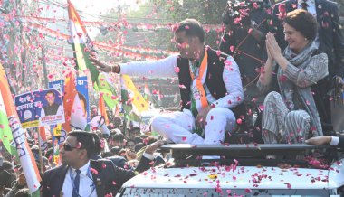 Kotla MubarakPur Kasturba Nagar Seçmen Bölgesi 'nde düzenlenen ve 2025 Delhi Meclisi seçimleri öncesinde Kongre adayı Abhishek Dutt' a destek veren Yeni DELHI INDIA 3. 2025 Kongre Genel Sekreteri Priyanka Gandhi