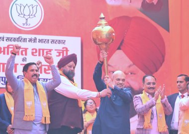 NEW DELHI INDIA FEBRUARY 3. 2025 Birlik İçişleri Bakanı Amit Şah, BJP Jagpura Aday Tarvinder Singh Marwah lehine Bhagwan Nagar Market Jangpura 'da 3 Şubat 2025 tarihinde Yeni Hindistan' da yapılan seçim mitinginde Amit Şah 'ın Kejriwal' a yalan söylediğini söyledi.