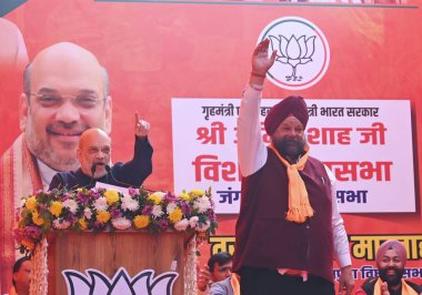 NEW DELHI INDIA FEBRUARY 3. 2025 Birlik İçişleri Bakanı Amit Şah, BJP Jagpura Aday Tarvinder Singh Marwah lehine Bhagwan Nagar Market Jangpura 'da 3 Şubat 2025 tarihinde Yeni Hindistan' da yapılan seçim mitinginde Amit Şah 'ın Kejriwal' a yalan söylediğini söyledi.