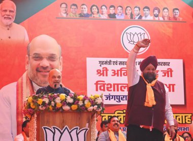 NEW DELHI INDIA FEBRUARY 3. 2025 Birlik İçişleri Bakanı Amit Şah, BJP Jagpura Aday Tarvinder Singh Marwah lehine Bhagwan Nagar Market Jangpura 'da 3 Şubat 2025 tarihinde Yeni Hindistan' da yapılan seçim mitinginde Amit Şah 'ın Kejriwal' a yalan söylediğini söyledi.