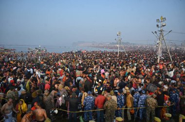 PRAYAGRAJ INDIA FEBRUARY 3. 2025 Devotees üçüncü 'Amrit banyosu' sırasında Triveni Sangam 'da Basant Panchami vesilesiyle 3 Şubat 2025' te Deepak Gupta Hindustan Times tarafından çekilen Prayagraj Hindistan Fotoğrafı