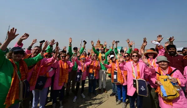 PRAYAGRAJ INDIA FEBRUARY 2. 2025 Yabancı fanatikler 2 Şubat 2025 tarihinde Mahakumbh sırasında Mahakumbh Mela 'yı ziyaret ederek Deepak Gupta Hindustan Times tarafından çekilen Prayagraj Hindistan Fotoğrafı