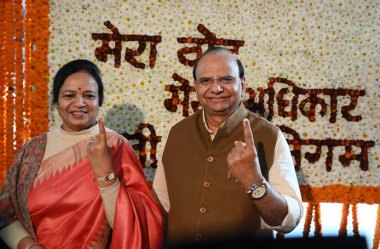 NEW DELHI INDIA FEBRUARY 5. 2025 Delhi Vali VK Saxena, 5 Şubat 2025 tarihinde Yeni Delhi Hindistan 'da yapılan Sivil Hatlar' da yapılan Eyalet Meclisi seçimlerinde oy kullandıktan sonra parmağını silinmez mürekkeple işaretlediğini gösteriyor. 