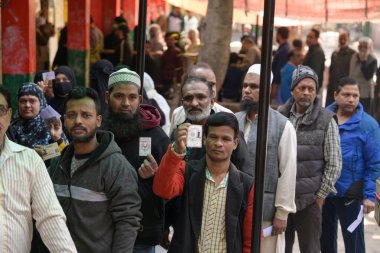 NEW DELHI INDIA FEBRUARY 5. 2025 Oy kullanma merkezindeki SKV Hükümet Kızlar Ortaokulu Bulbuli Khana 'daki Delhi Meclis Seçimleri sırasında 5 Şubat 2025' te Yeni Delhi Hindistan 'da Asaf Ali yolunda 57 seçmen katılım 