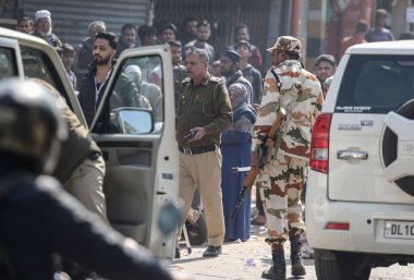 Delhi polisi ve milis kuvvetleri, 5 Şubat 2025 tarihinde Yeni Delhi 'de Zakir Hussain Koleji yakınlarındaki LNJP kolonisi Nehru Hill Parkı' nda AAP çalışanları ve kongre çalışanları arasında çıkan çatışmalar sonrasında kalabalığı dağıttı. 